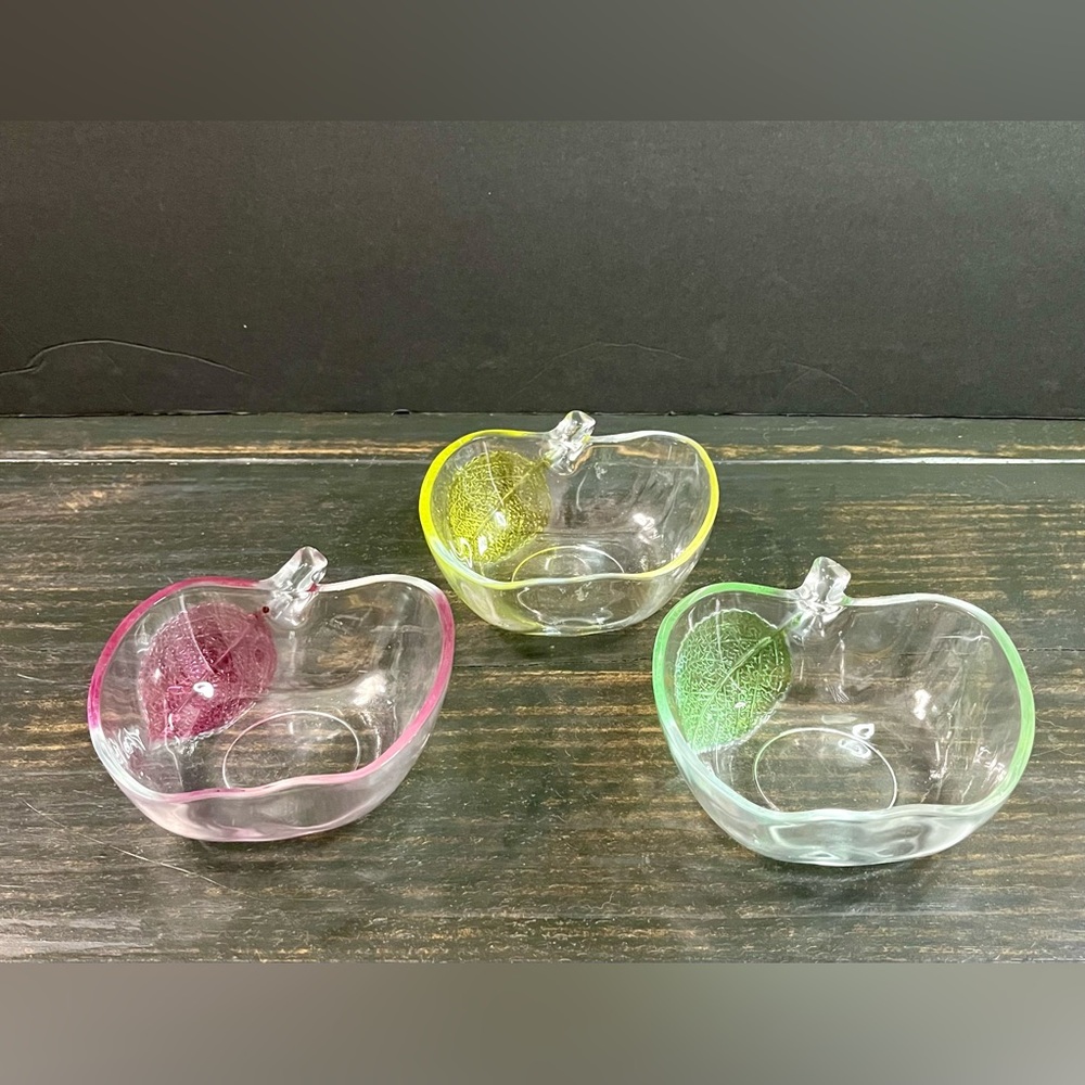 VTG  Set of 3 Apple Shaped Glass Bowls Colored Leaves Edge KIG Indonesia